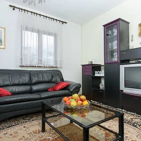 Lucy's Place * ספליט