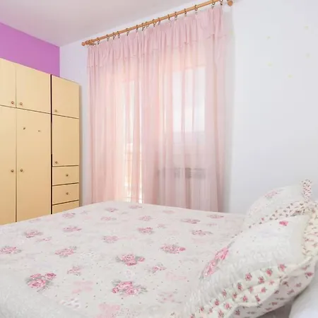 Lucy's Place * ספליט