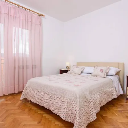 דירה Lucy's Place