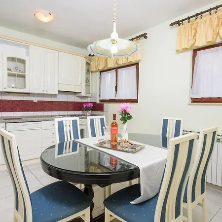 Lucy's Place Апартаменты