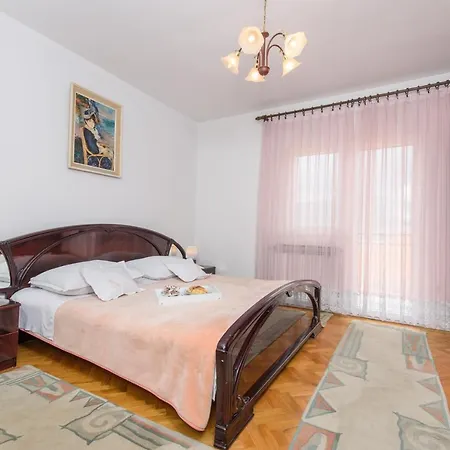 Lucy's Place Сплит